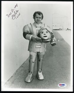 Felix Silla dans le costume de Twiki.jpg